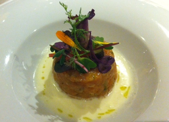 Restaurante en Valencia Tartar de salmón, encurtidos y sabayón